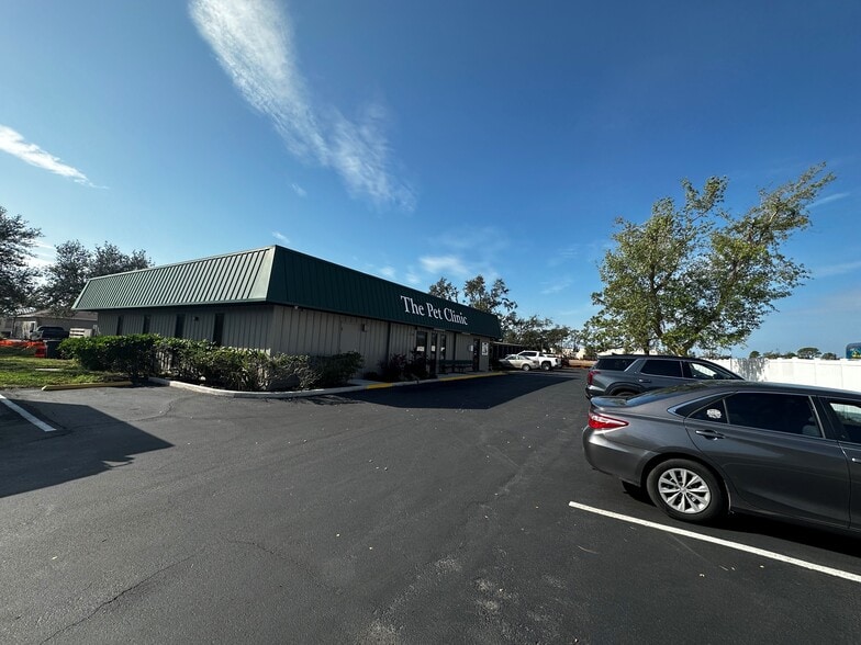 Primary Photo Of 714 60th St Ct E, Bradenton Veterinarian Kennel For Sale