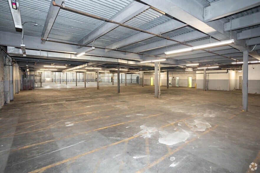 More Photos Of 11 E 2nd St, Mineola Warehouse For Lease