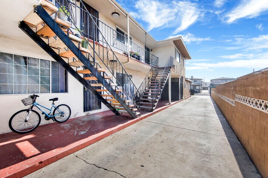More Photos Of 4351 W 142nd St, Hawthorne Apartments For Sale