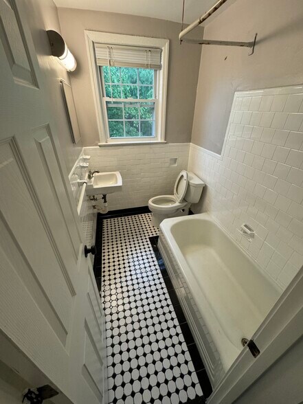 More Photos Of 4612 College Ave, College Park Sorority Fraternity House For Sale