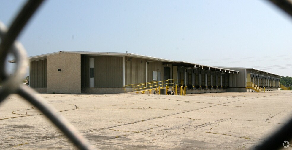 More Photos Of 5282 S 13th St, Milwaukee Truck Terminal For Lease