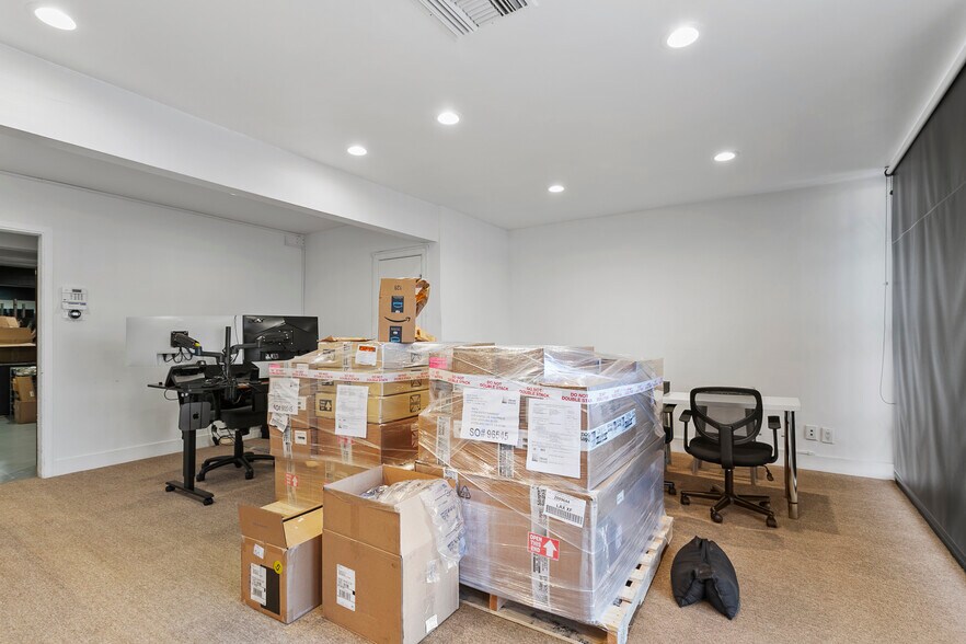 More Photos Of 22520-22522 Ventura Blvd, Woodland Hills Storefront Retail Office For Lease