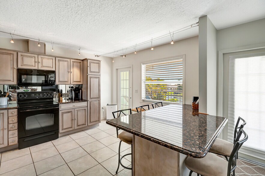 More Photos Of 23 Royal Palm Pointe, Vero Beach Restaurant For Sale