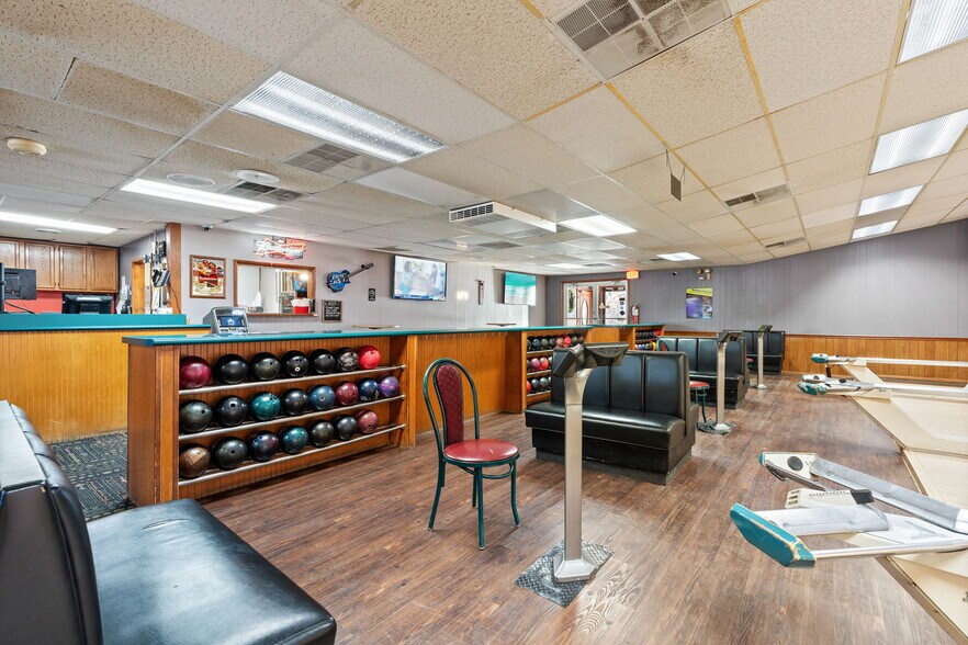 More Photos Of 1616 N Section St, Sullivan Sports And Entertainment For Sale