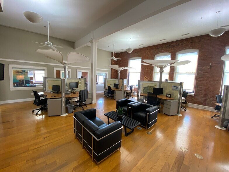 More Photos Of 2 N College Ave, Fayetteville Office For Lease