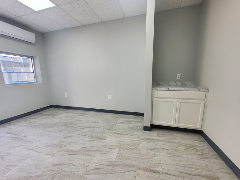 More Photos Of 1722 Cargill, Willis Flex For Sale