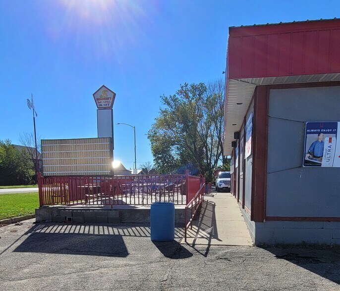 More Photos Of 209 N 5th Ave E, Truman Freestanding For Sale