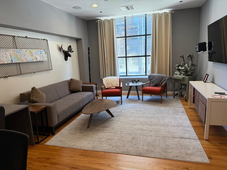 More Photos Of 106 N Aberdeen St, Chicago Office Residential For Sale