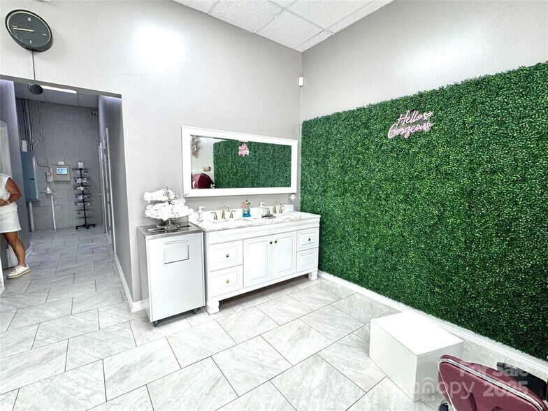 More Photos Of 110 Charleston Dr, Mooresville Office For Sale