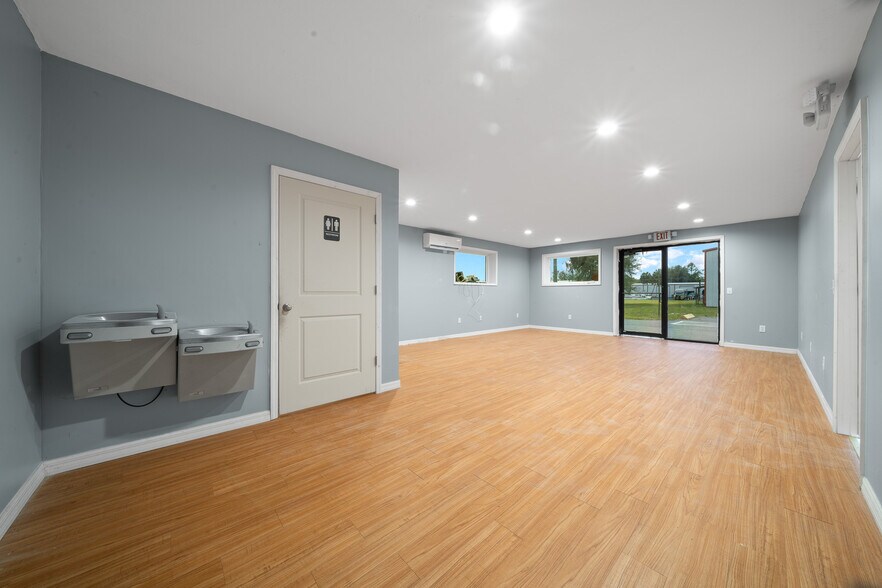 More Photos Of 3073 NE 37th Pl, Wildwood Warehouse For Lease