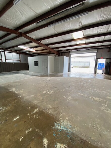 Primary Photo Of 3530 Pinemont Dr, Houston Manufacturing For Lease