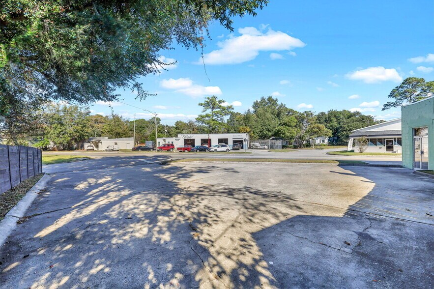 More Photos Of 2203 Skidaway Rd, Savannah Freestanding For Sale