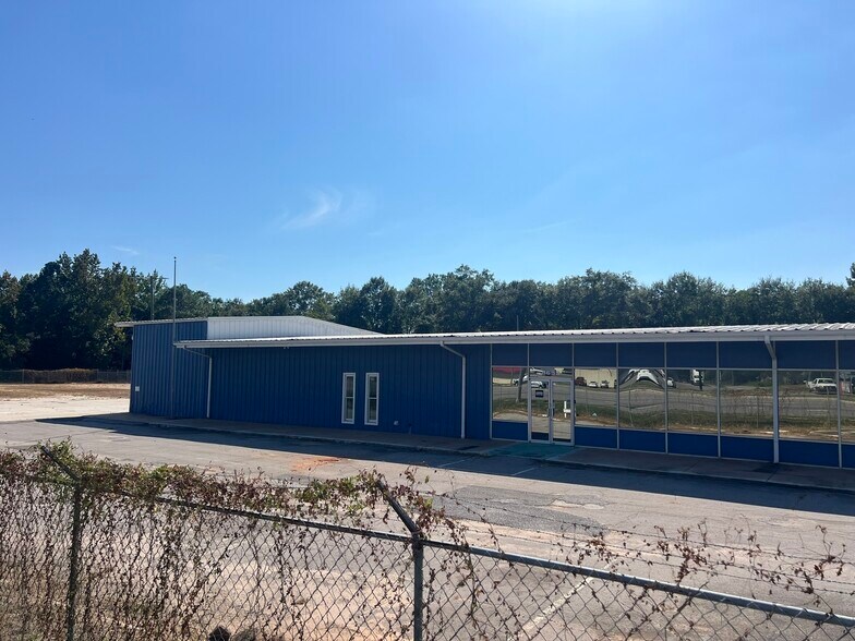 More Photos Of 8653 Pensacola Blvd, Pensacola Freestanding For Lease