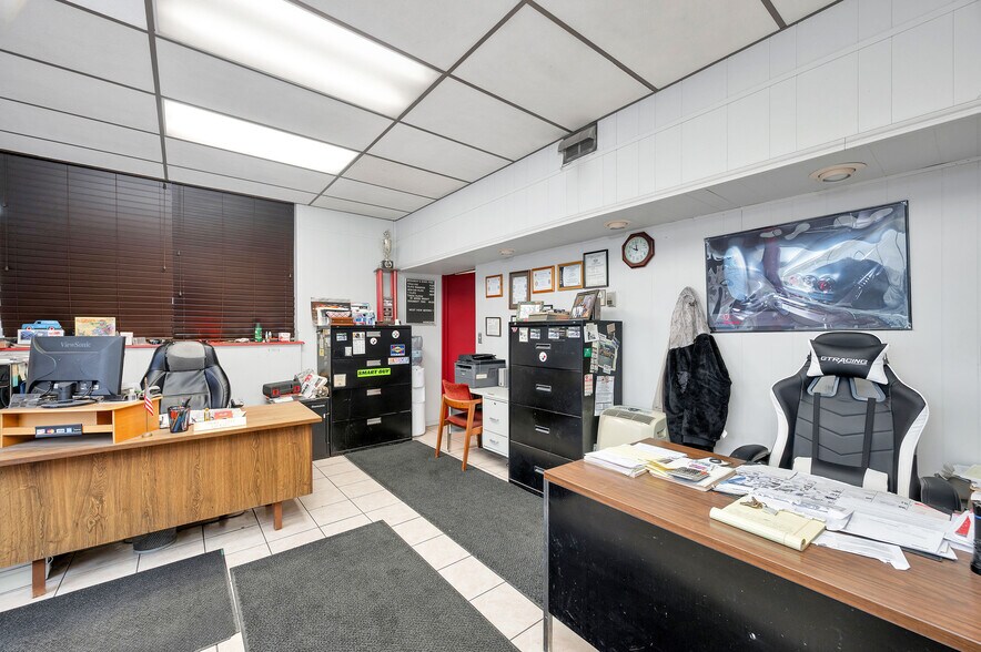More Photos Of 186 Perry Hwy, Pittsburgh Auto Dealership For Sale