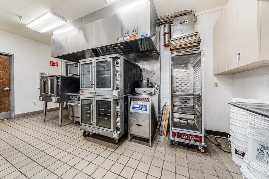 More Photos Of 689 Broadway, Berlin Restaurant For Sale