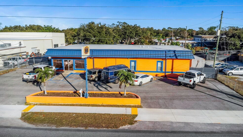 More Photos Of 2922 Grand Blvd, Holiday Flex For Lease