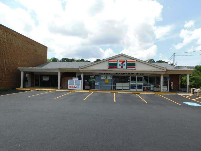 Primary Photo Of 3910 University Dr, Fairfax Storefront Retail Office For Lease
