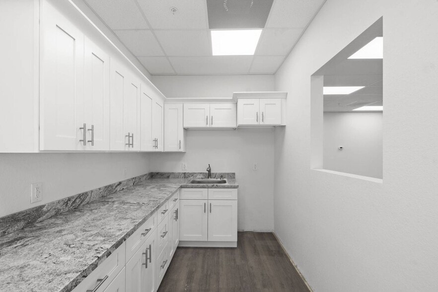 More Photos Of 3801 Bee Ridge Rd, Sarasota Storefront For Lease
