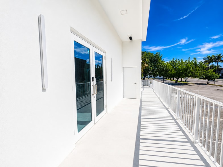 More Photos Of 201 N Ocean Dr, Hollywood Storefront Retail Office For Lease