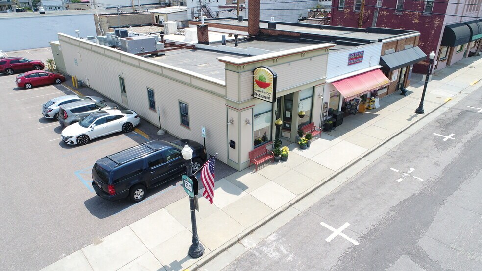 More Photos Of 618 Oak St, Baraboo General Retail For Sale