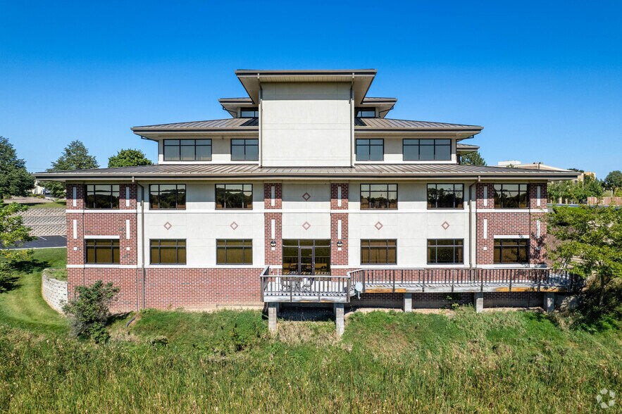 More Photos Of 1166 Quail Ct, Pewaukee Office For Lease