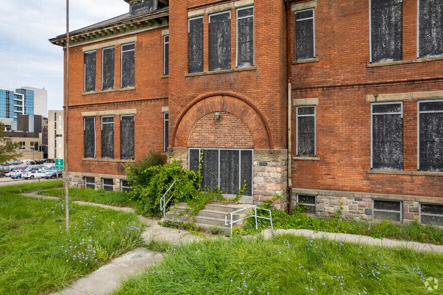 More Photos Of 47700 Woodward Ave, Pontiac Office For Lease