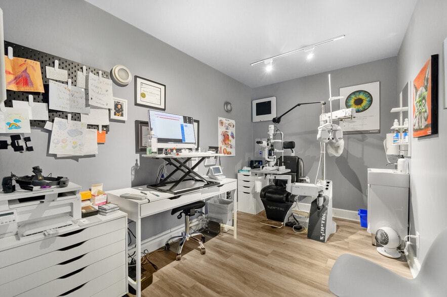 More Photos Of 201 Queen St S, Mississauga Storefront Retail Office For Sale