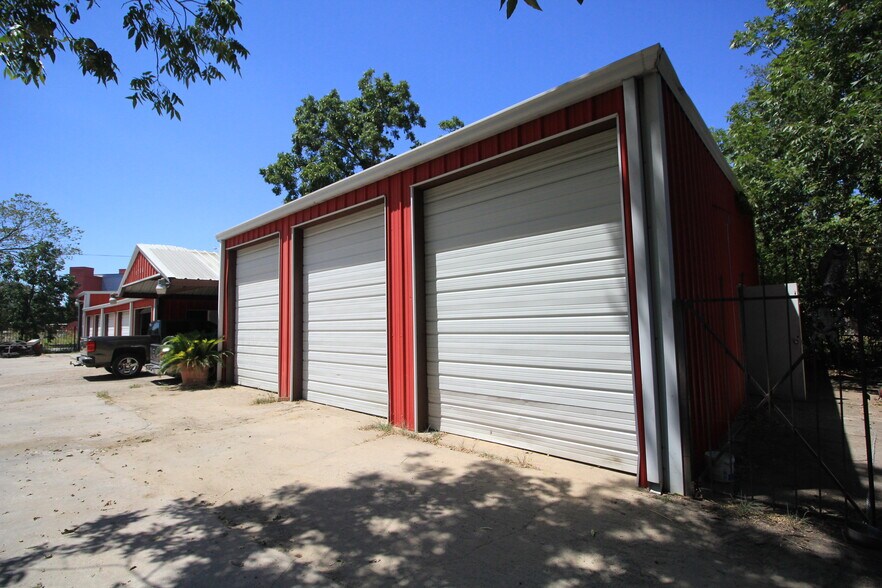 More Photos Of 2736 Fennell St, Houston Light Distribution For Lease