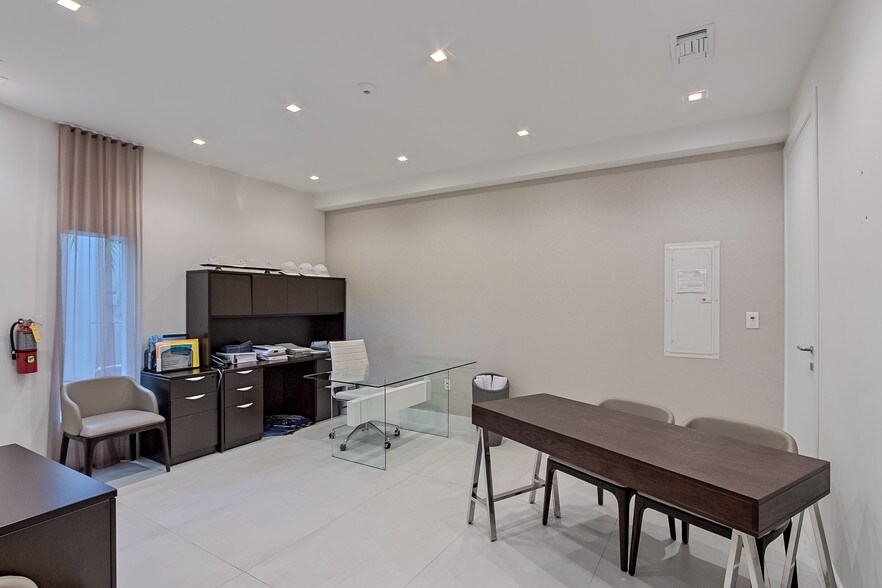 More Photos Of 2400 E Las Olas Blvd, Fort Lauderdale Storefront For Sale