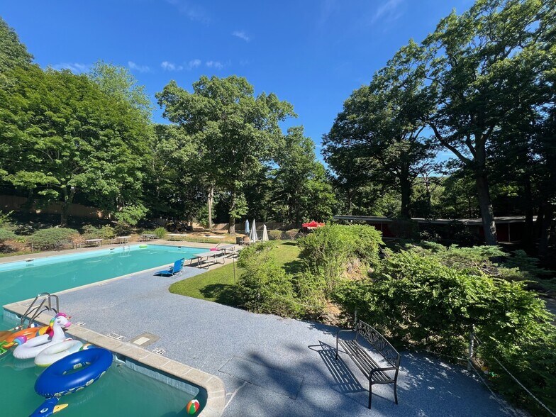 More Photos Of 202 W Hartsdale Ave, Hartsdale General Retail For Sale