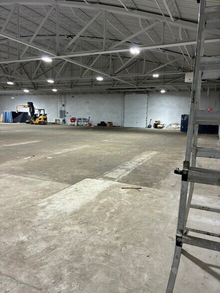 More Photos Of 28455 Plymouth Rd, Livonia Bowling Alley For Lease