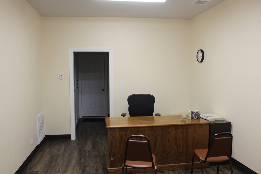 More Photos Of 806 9th St, Woodward Warehouse For Sale