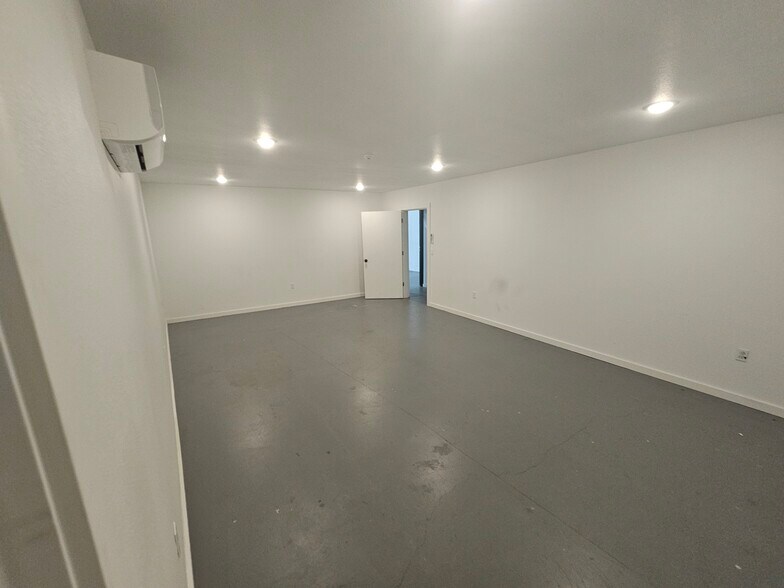 More Photos Of 5833 NE Portland Hwy, Portland Flex For Sale