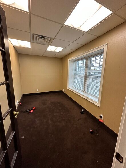 More Photos Of 25 Nassau Ln, Island Park Office For Lease