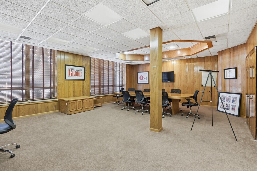 More Photos Of 117 E 4th St, Joplin Office For Sale