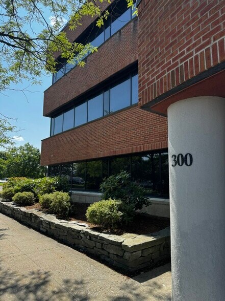 More Photos Of 300 Interstate Corporate Cent, Williston Office For Lease