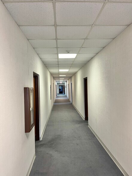 More Photos Of 1401 W Center St, Warsaw Light Distribution For Sale