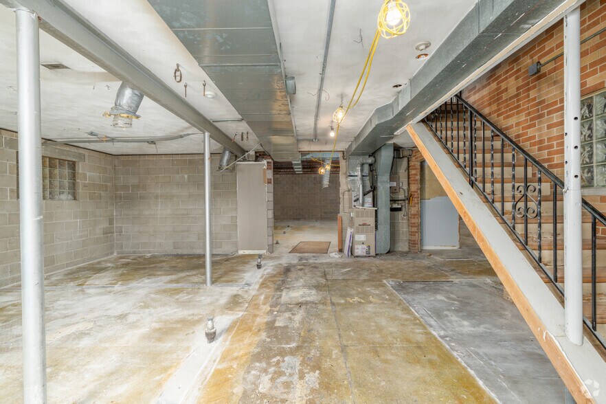 More Photos Of 111 W Lincoln St, Belleville Office For Sale
