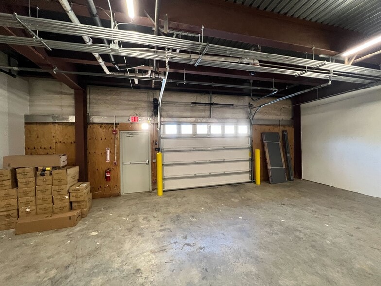 More Photos Of 533 N Park Ave, Burlington Warehouse For Lease