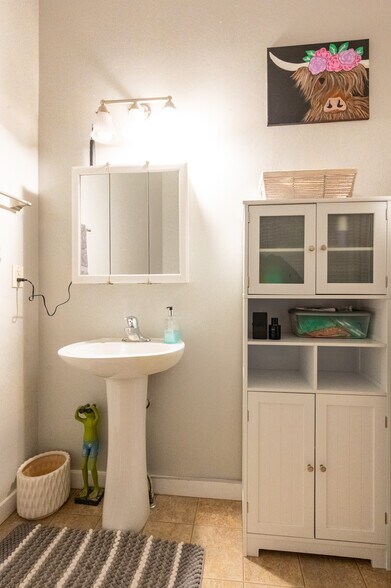 More Photos Of 211 Jetway Dr, Belgrade Flex For Sale