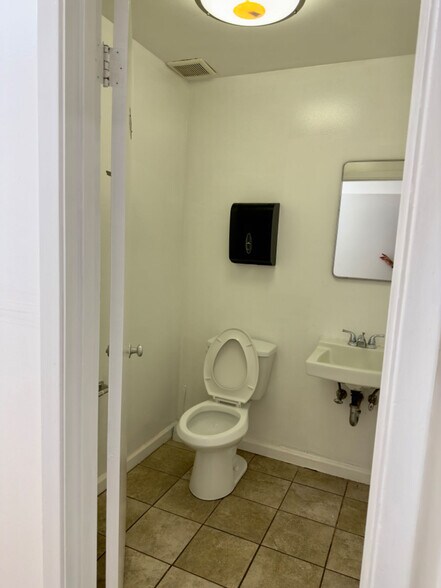 More Photos Of 882-890 Mahler Rd, Burlingame Warehouse For Lease