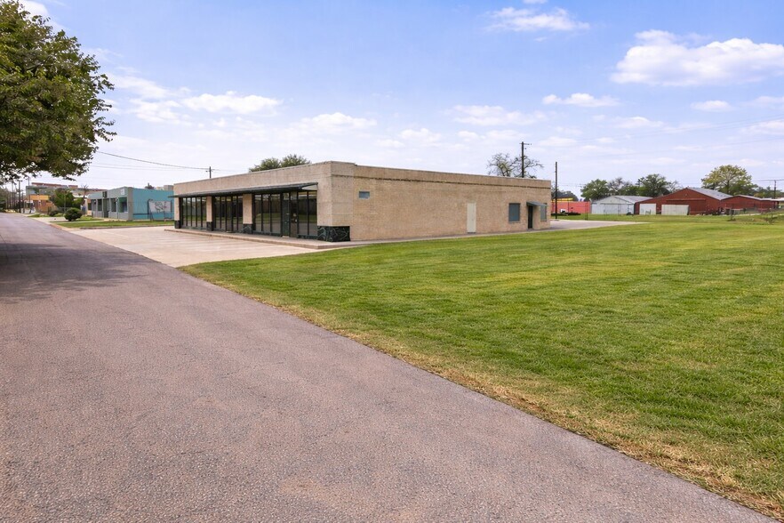 More Photos Of 221 N Houston St, Wharton Office For Sale