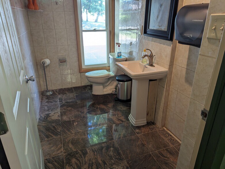 More Photos Of 16 Reeves Ave, Hamilton Office For Sale