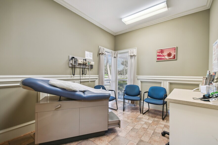 More Photos Of 7300-7313 E Professional Pky, Lakewood Ranch Medical For Sale