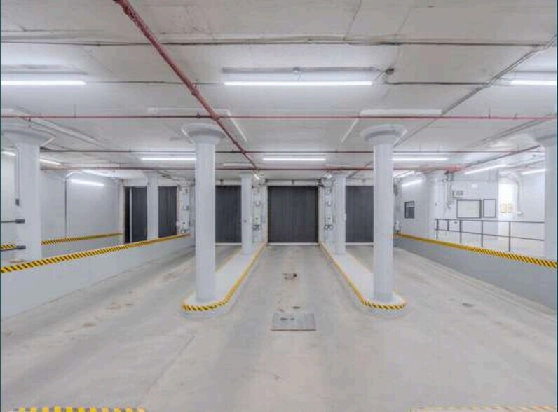 More Photos Of 6674 Av De L'esplanade, Montréal Industrial For Lease