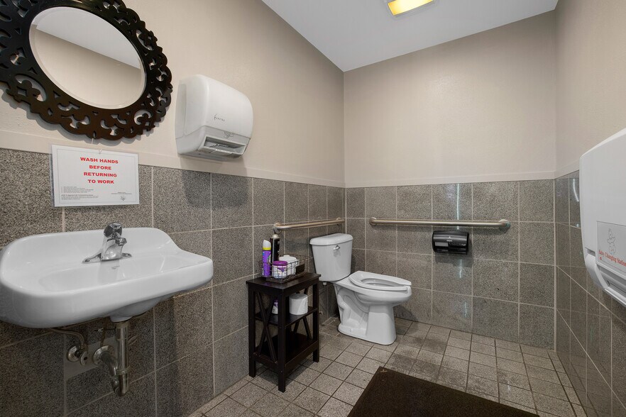 More Photos Of 112 N Shore Dr, Fountain City Restaurant For Sale