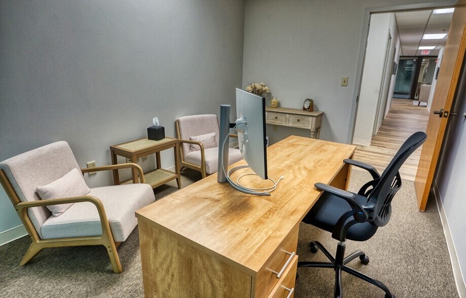 More Photos Of 9755 Dogwood Rd, Roswell Office For Lease