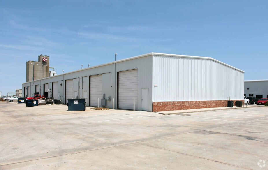 More Photos Of 13772-13782 N Lincoln Blvd, Edmond Warehouse For Lease