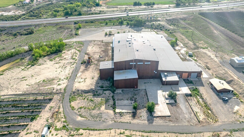 More Photos Of 2520 N River Rd, Olathe Warehouse For Lease