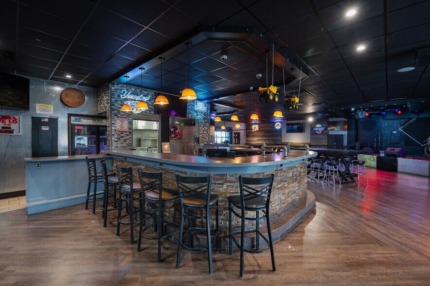 More Photos Of 3248 Blackwood Dr, Nashville Bar For Sale